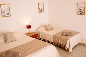Ένα ή περισσότερα κρεβάτια σε δωμάτιο στο Spacious artsy home with fast WiFi