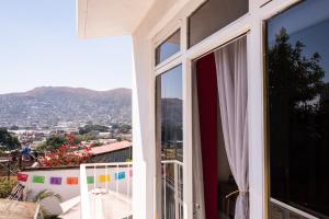 una ventana de una casa con vistas a la ciudad en Spacious artsy home with fast WiFi, en Oaxaca City