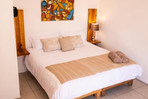 Ένα ή περισσότερα κρεβάτια σε δωμάτιο στο Spacious artsy home with fast WiFi