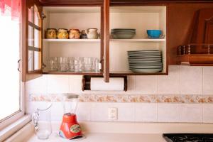 Η κουζίνα ή μικρή κουζίνα στο Spacious artsy home with fast WiFi