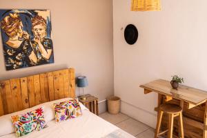 Ένα ή περισσότερα κρεβάτια σε δωμάτιο στο Spacious artsy home with fast WiFi