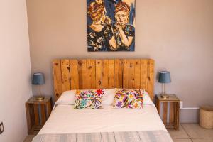 Ένα ή περισσότερα κρεβάτια σε δωμάτιο στο Spacious artsy home with fast WiFi