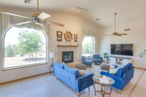 uma sala de estar com sofás azuis e uma lareira em Casa Vista Bullhead City Home with Patio and View! em Bullhead City