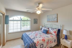 um quarto com uma cama e uma ventoinha de tecto em Casa Vista Bullhead City Home with Patio and View! em Bullhead City