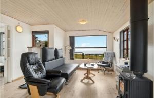 sala de estar con sofá y fogones en Cozy Home In Allingbro With House Sea View, en Allingåbro