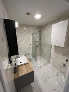 un bagno bianco con doccia e lavandino di Apartments NONO a Senj Altre 74 foto