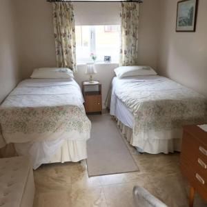 1 Schlafzimmer mit 2 Betten und einem Fenster in der Unterkunft Kenns Farm - 2 Beautiful Barns in Carterton