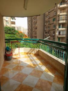 d'un balcon avec une table et une vue sur les bâtiments. dans l'établissement Ramo City Stars Hotel, au Caire