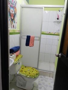uma casa de banho com um WC e um chuveiro em HABITACIÓN AMUEBLADA Y ACOGEDORA em Puerto Callao
