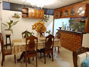 HABITACIÓN AMUEBLADA Y ACOGEDORA في Puerto Callao: غرفة طعام مع طاولة وبعض النباتات