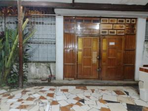 an entrance to a house with a wooden door at HABITACIÓN AMUEBLADA Y ACOGEDORA in Puerto Callao