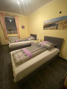 een kamer met drie bedden in een kamer bij Pension Goldener Drache in Hohekreuz