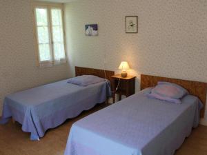 - une chambre avec 2 lits et une fenêtre dans l'établissement Gîte Les Coteaux Périgourdins, 3 pièces, 4 personnes - FR-1-616-291, à Grèzes