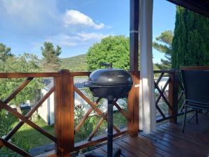- un barbecue sur la terrasse d'une maison dans l'établissement Mobile Homes Seashell Jezera, à Jezera