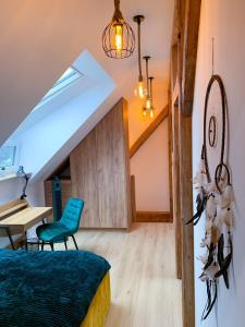 - une chambre avec un lit et une table dans l'établissement Apartament Kamienica Loft, à Kudowa-Zdrój