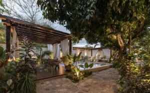 ein Garten mit Holzterrasse und Swimmingpool in der Unterkunft Hotel Sutuk in Valladolid