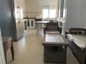 cocina con mesa, sillas y nevera en Villa Curubis Korba, en Korba