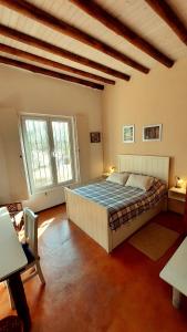 聖拉斐爾的住宿－Finca La Penúltima-Posada，一间卧室设有一张大床和两个窗户。