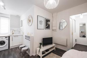 Cosy Bulle في رانس: غرفة بيضاء مع سرير وحمام