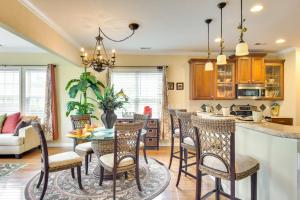 Il comprend une cuisine et un salon avec une table et des chaises. dans l'établissement WFH-Friendly Summerville Home with Community Pool, à Summerville