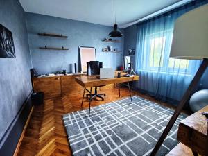 TV a/nebo společenská místnost v ubytování Hedonists Paradise