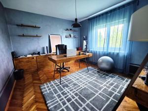 TV a/nebo společenská místnost v ubytování Hedonists Paradise