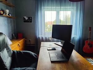 TV a/nebo společenská místnost v ubytování Hedonists Paradise