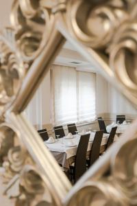 un reflejo de un comedor con mesas y sillas en Hotel Caribe Sanxenxo, en Sanxenxo