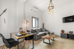 - un salon avec un canapé et une table dans l'établissement Zana's Villa-Sandra, à Akrotiri