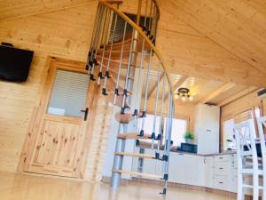 una scala a chiocciola in metallo in una casa di legno di Domek nad jeziorem 