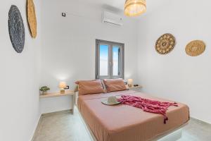 - une chambre avec un lit doté d'un chapeau dans l'établissement Zana's Villa-Sandra, à Akrotiri