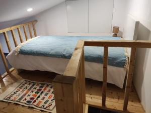 Dormitorio pequeño con cama y alfombra en Poial da Bia, en Mértola