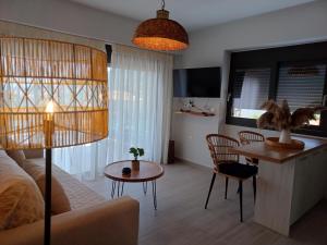 ニキアナにあるAmelia Luxury Suiteのリビングルーム(ソファ、テーブル付)
