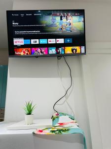 Elle comprend une télévision à écran plat suspendue au mur. dans l'établissement Fantastico Apartamento Centro, à Madrid
