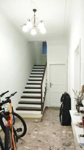 una bicicleta estacionada en una habitación con una escalera en Guest House Izola, en Izola
