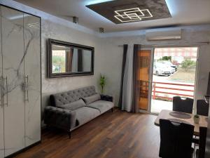 ein Wohnzimmer mit einem Sofa und einem Tisch in der Unterkunft Apartment Antea in Split