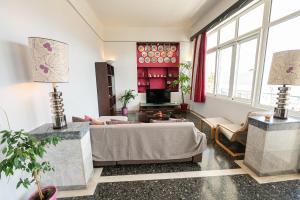 een woonkamer met een bed en een open haard bij Villa Sofia Sea View in Poros