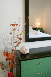 um quarto com uma cama e um espelho numa cómoda em Villa Sofia Sea View em Poros