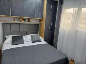 sypialnia z dużym łóżkiem i oknem w obiekcie Apartment Antea w Splicie
