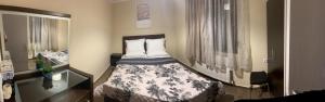 a small bedroom with a bed and a mirror at VILA MARIALENA in Petropiyí