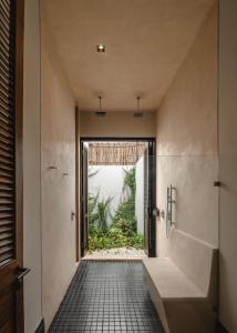 een badkamer met een douche, een wastafel en een raam bij Hotel Sutuk in Valladolid