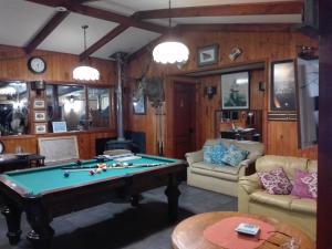 Una mesa de billar en Rio Maullin Lodge