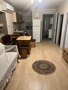a living room with a table and a kitchen at VILA MARIALENA in Petropiyí