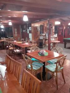 Un restaurante u otro lugar para comer en Rio Maullin Lodge