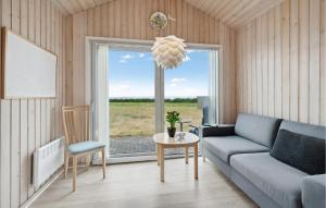 Et opholdsområde på Gorgeous Home In Esbjerg V With House Sea View