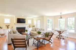 sala de estar con sofá y chimenea en Spacious Game Room Close to Nauset Beach, en Orleans