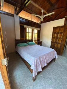 sypialnia z dużym łóżkiem w pokoju w obiekcie Cabana Dubai Resorts w mieście Santa Verónica