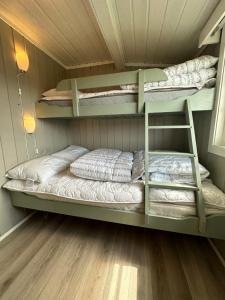 a bedroom with bunk beds in a attic at Liten og koselig hytte in Beitostøl