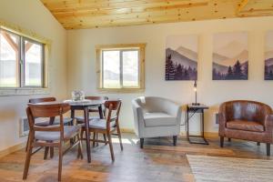 Area soggiorno di Mountain-View Montana Rental Cabin on Alpaca Farm!