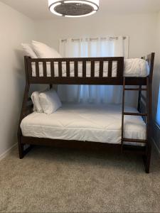 - deux lits superposés dans une chambre dans l'établissement Florida Oasis, à Auburndale